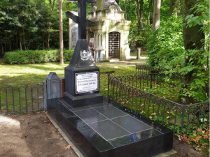 Памятник на месте захоронения Н.В. Гулькевича на Новодевичьем кладбище, г. Санкт-Петербург
